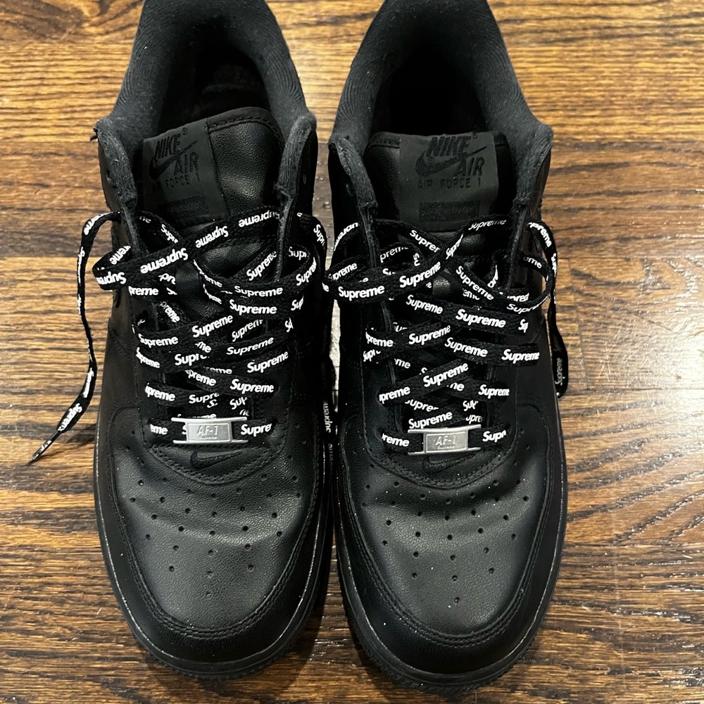 Nike Supreme Black Sneakers with Cushioned Comfort and Reflective Laces